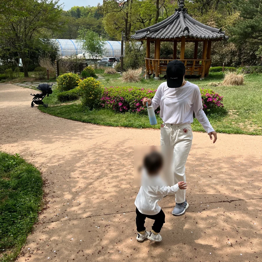 공원에서 아이와 산책하는 이명희 원장