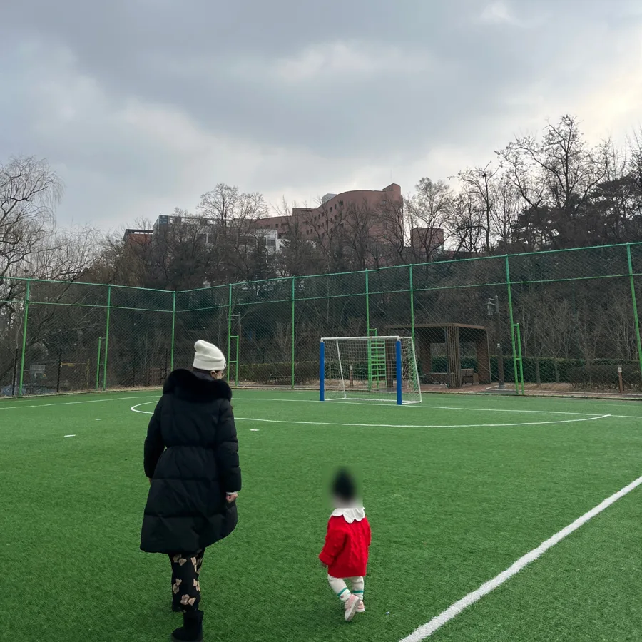 운동장에서 아이와 함께 걷는 이명희 원장